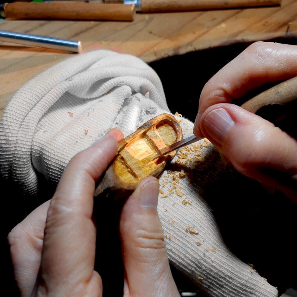 Colgante-bote-madera-palo-santo-joyeria-artesanal-Slow-Luxury