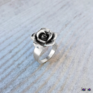 anillo-rosa-plata-cincelado