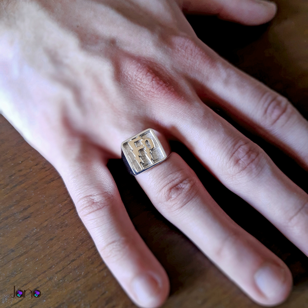 Anillo sello personalizado inspirado en Harry Potter en Plata 925 con iniciales en oricalco – Joya artesanal hecha a mano