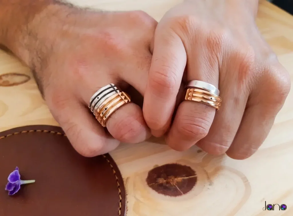 Par de alianzas Anillo Atlante artesanales en plata y cobre para parejas.