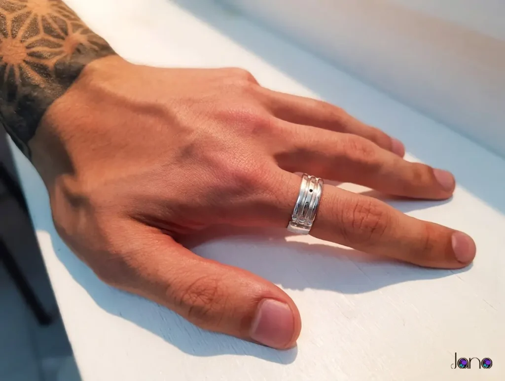 Anillo Atlante para hombre de 8 mm en plata 925 con diseño de geometría sagrada.