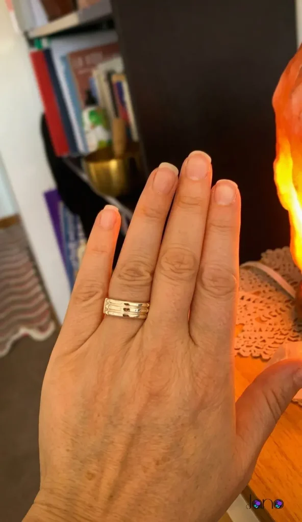 Anillo Atlante de plata en entorno de meditación con lámpara de sal para protección energética.